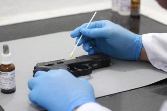 Polícia científica do AM começa a restaurar numeração suprimida de armas de fogo