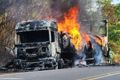 Carreta pega fogo na BR-174 em área da Reserva Waimiri Atroari