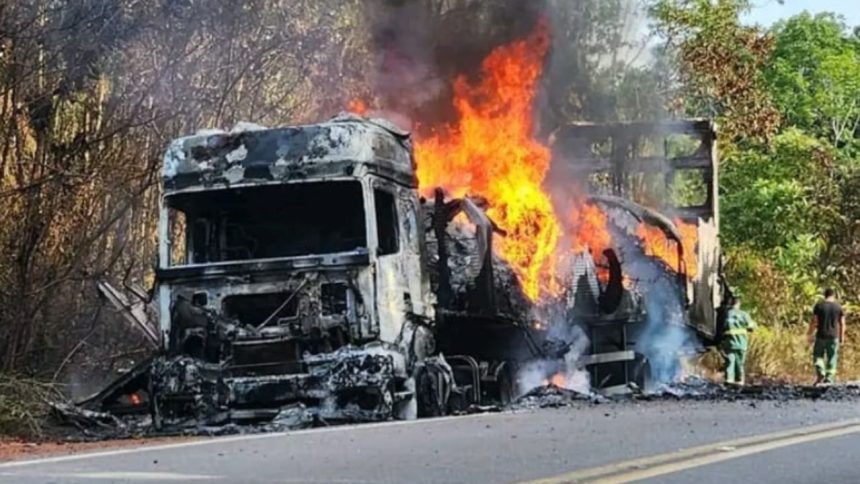 Carreta pega fogo na BR-174 em área da Reserva Waimiri Atroari