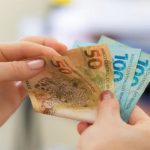 Governo atualiza estimativa e prevê salário mínimo menor para 2026