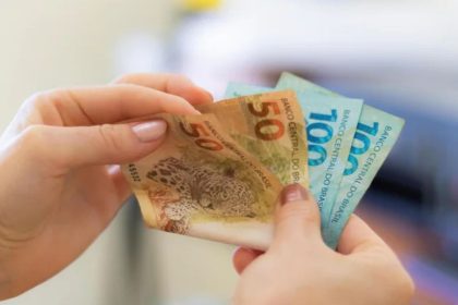 Governo atualiza estimativa e prevê salário mínimo menor para 2026