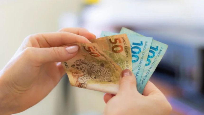 Governo atualiza estimativa e prevê salário mínimo menor para 2026