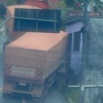 Carreta fica atravessada em ladeira e bloqueia via no bairro Alvorada, em Manaus