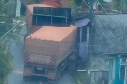 Carreta fica atravessada em ladeira e bloqueia via no bairro Alvorada, em Manaus