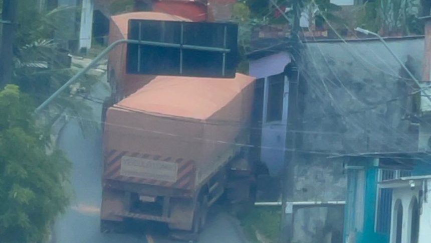 Carreta fica atravessada em ladeira e bloqueia via no bairro Alvorada, em Manaus