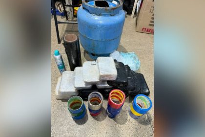 Polícia apreende 15,5 quilos de cocaína enterrados em casa e dois são presos no AM