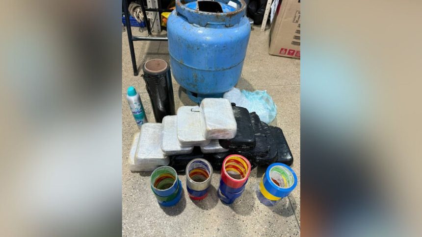 Polícia apreende 15,5 quilos de cocaína enterrados em casa e dois são presos no AM