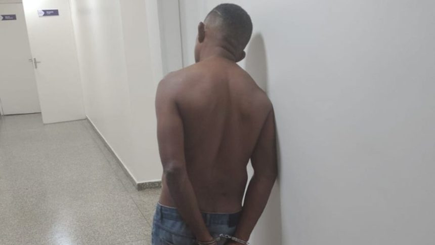 Homem é detido após ser flagrado exibindo órgão genital a adolescente em Manaus
