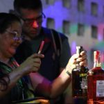 Fiscalização em bares de Manaus encontra bebidas vencidas e garrafas adulteradas