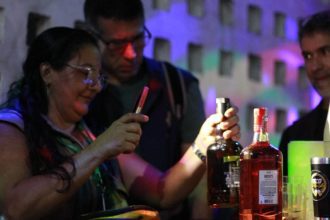 Fiscalização em bares de Manaus encontra bebidas vencidas e garrafas adulteradas