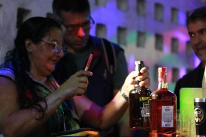 Fiscalização em bares de Manaus encontra bebidas vencidas e garrafas adulteradas
