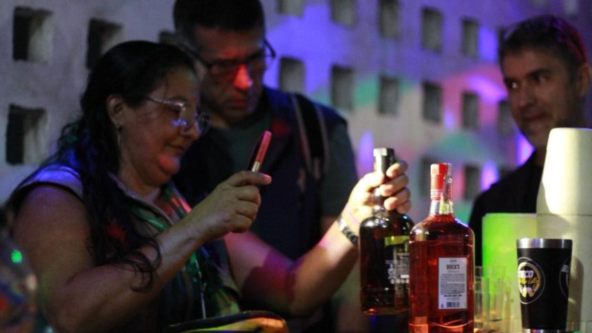 Fiscalização em bares de Manaus encontra bebidas vencidas e garrafas adulteradas
