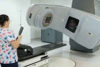 FCecon recebe novo equipamento de radioterapia para atendimento oncológico