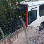 Ônibus do transporte coletivo colide em muro na Estrada do Puraquequara, em Manaus