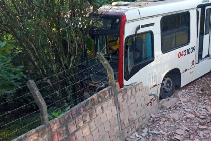 Ônibus do transporte coletivo colide em muro na Estrada do Puraquequara, em Manaus