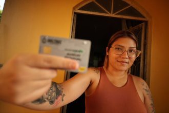 Wilson Lima entrega 800 novos cartões do Auxílio Estadual em Autazes