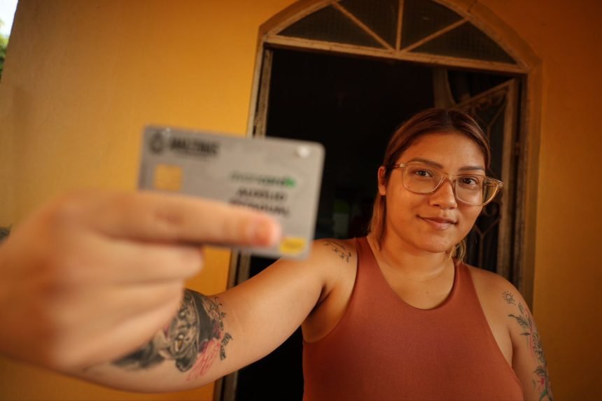 Wilson Lima entrega 800 novos cartões do Auxílio Estadual em Autazes