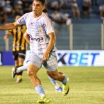 Jogador de futebol em ação durante uma partida entre Paysandu e Amazonas, na Curuzu, em Belém.