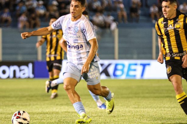 Jogador de futebol em ação durante uma partida entre Paysandu e Amazonas, na Curuzu, em Belém.