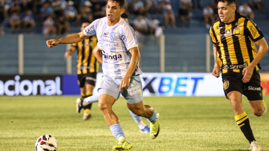 Jogador de futebol em ação durante uma partida entre Paysandu e Amazonas, na Curuzu, em Belém.
