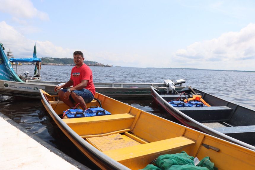 Pescadores do Careiro da Várzea recebem entrega de motores elétricos