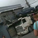 Carreta cegonha atinge residência na Avenida Rodrigo Otávio