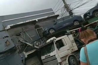 Carreta cegonha atinge residência na Avenida Rodrigo Otávio