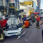 Acidente de carro na Avenida Djalma Batista, com bombeiros no local.