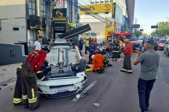 Acidente de carro na Avenida Djalma Batista, com bombeiros no local.