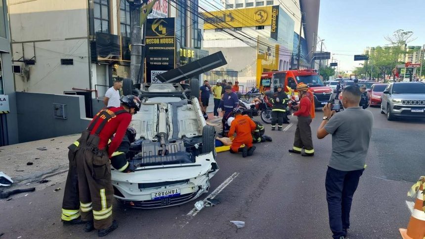 Acidente de carro na Avenida Djalma Batista, com bombeiros no local.