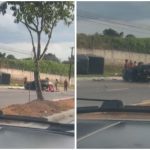 Acidente de carro na Avenida do Turismo com pessoas ao redor do veículo danificado.
