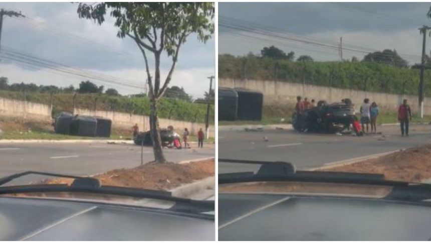 Acidente de carro na Avenida do Turismo com pessoas ao redor do veículo danificado.