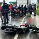 Acidente de trânsito em Manaus: motocicleta caída e policiais no local.