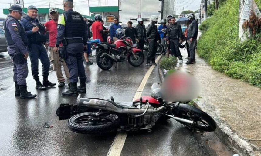 Acidente de trânsito em Manaus: motocicleta caída e policiais no local.