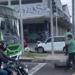 Acidente de trânsito em Manaus: ônibus atropela motorista após engavetamento.