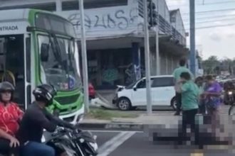 Acidente de trânsito em Manaus: ônibus atropela motorista após engavetamento.