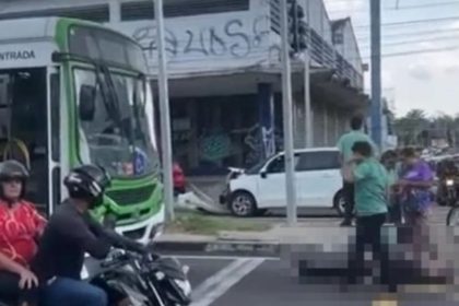 Acidente de trânsito em Manaus: ônibus atropela motorista após engavetamento.