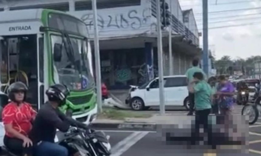 Acidente de trânsito em Manaus: ônibus atropela motorista após engavetamento.