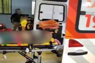 Acidente de trânsito envolvendo motociclista e ambulância em Manaus.