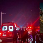 Acidente na Ponte Rio Negro: ambulância e bombeiros atendem feridos após colisão com motociclistas.