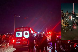 Acidente na Ponte Rio Negro: ambulância e bombeiros atendem feridos após colisão com motociclistas.