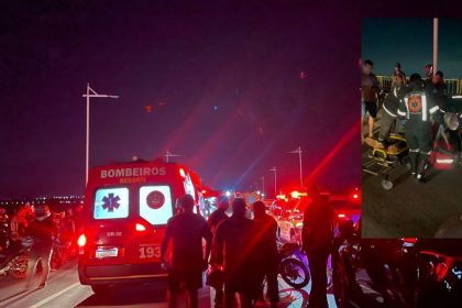 Acidente na Ponte Rio Negro: ambulância e bombeiros atendem feridos após colisão com motociclistas.