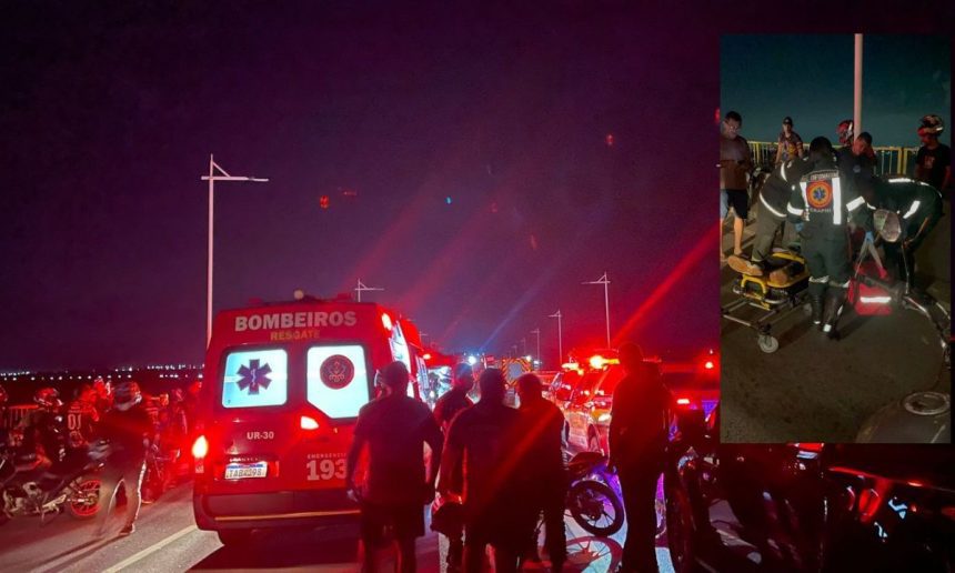 Acidente na Ponte Rio Negro: ambulância e bombeiros atendem feridos após colisão com motociclistas.