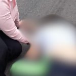 Acidente no Distrito Industrial: pessoa caída com roupa rosa e preta, com outra pessoa desfocada.