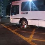 Acidente: ônibus atinge moto e motociclista fica ferido