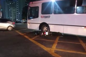 Acidente: ônibus atinge moto e motociclista fica ferido