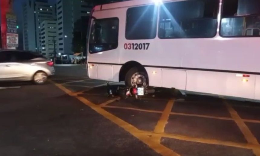 Acidente: ônibus atinge moto e motociclista fica ferido