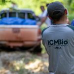 Agente ambiental do ICMBio com carro em área de mata.