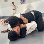 Alunos praticam jiu-jítsu em aula gratuita em Manaus.