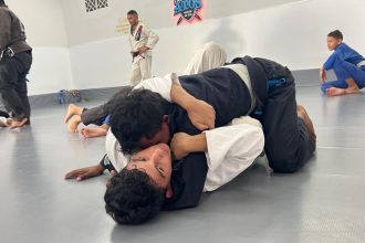 Alunos praticam jiu-jítsu em aula gratuita em Manaus.